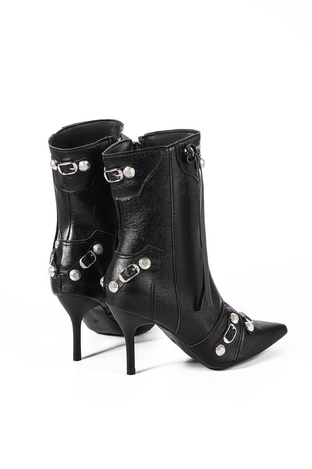 Vue latérale des bottines à talons noires sophistiquées satin