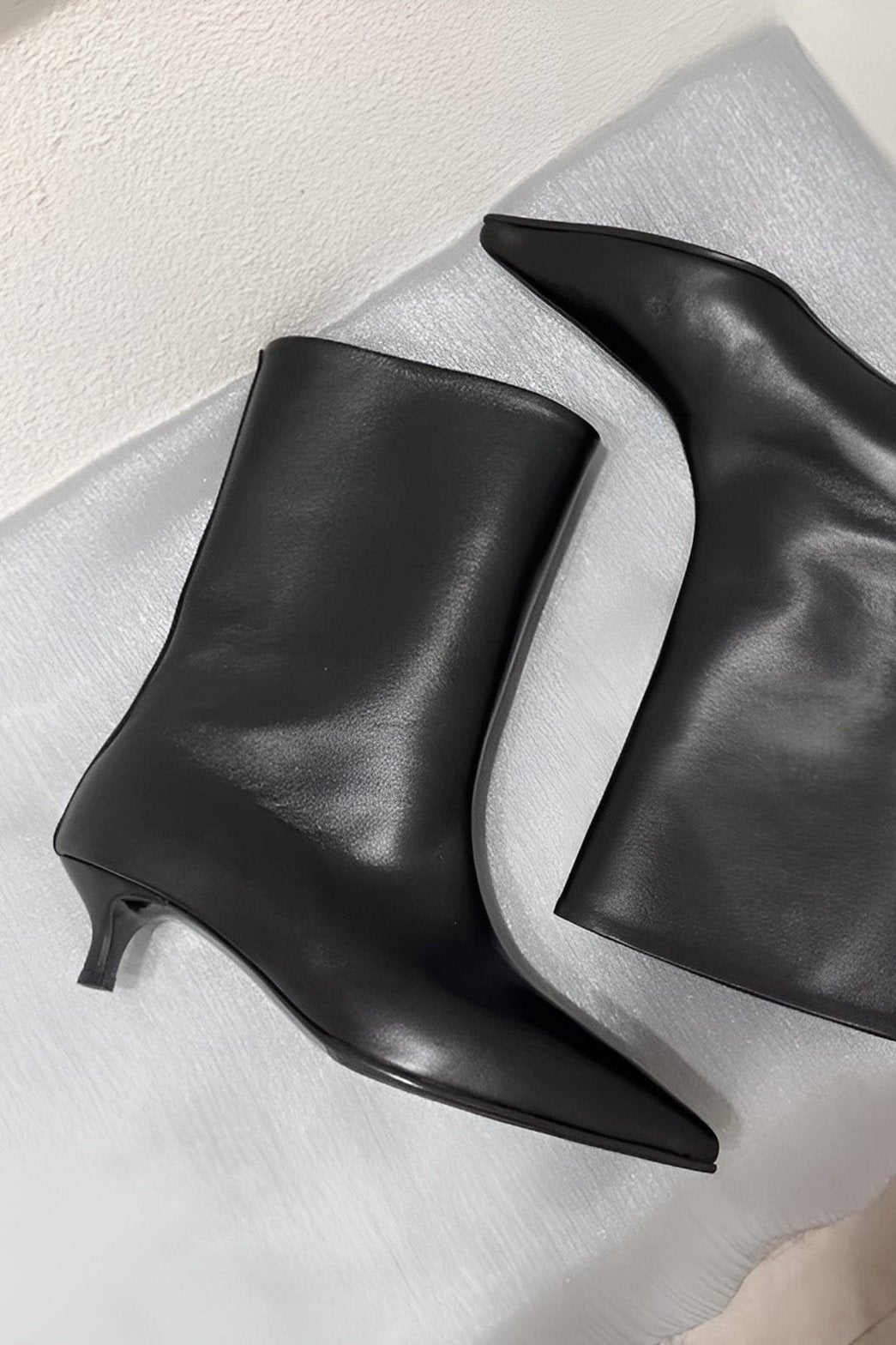 Bottine noire à petit talon vue de face - Douceur