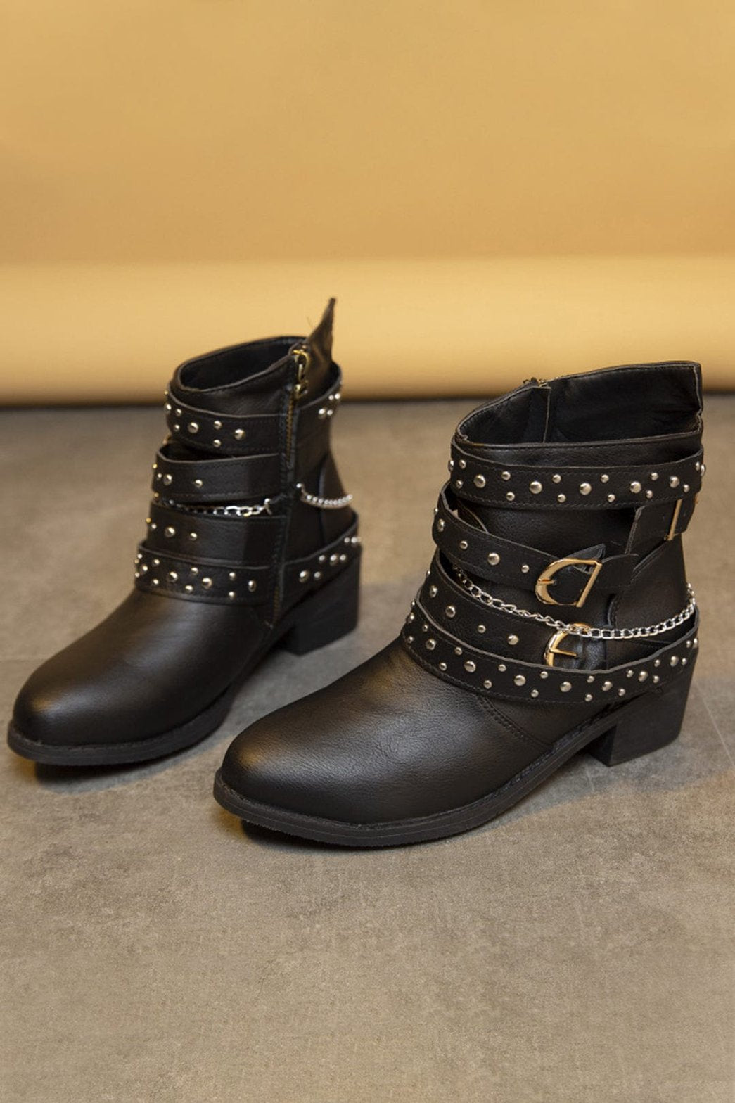 Bottines noires cloutées avec chaînes décoratives - Étoile