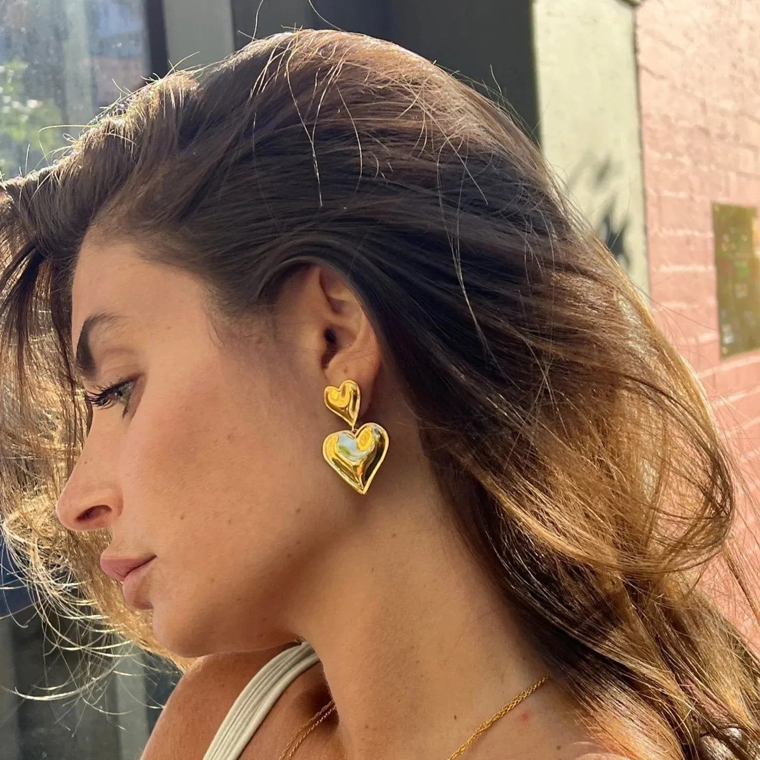 Boucles d'oreilles cœur dorées portées soleil