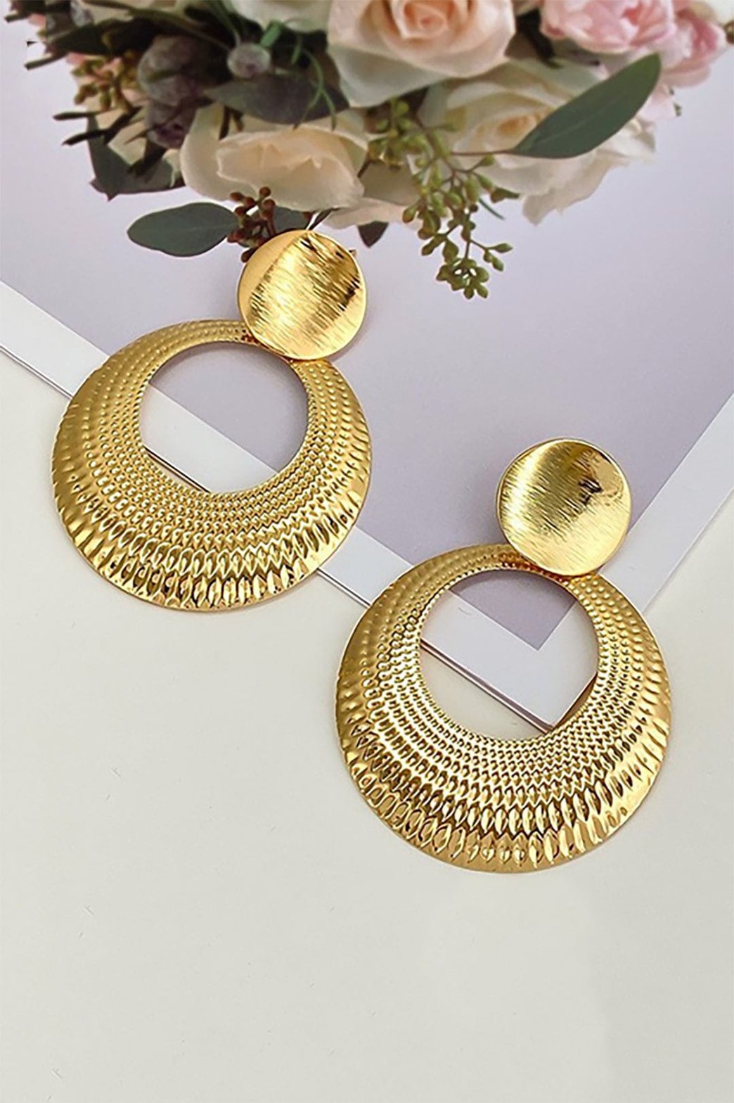 Boucles d'oreilles créoles dorées motif géométrique étoile