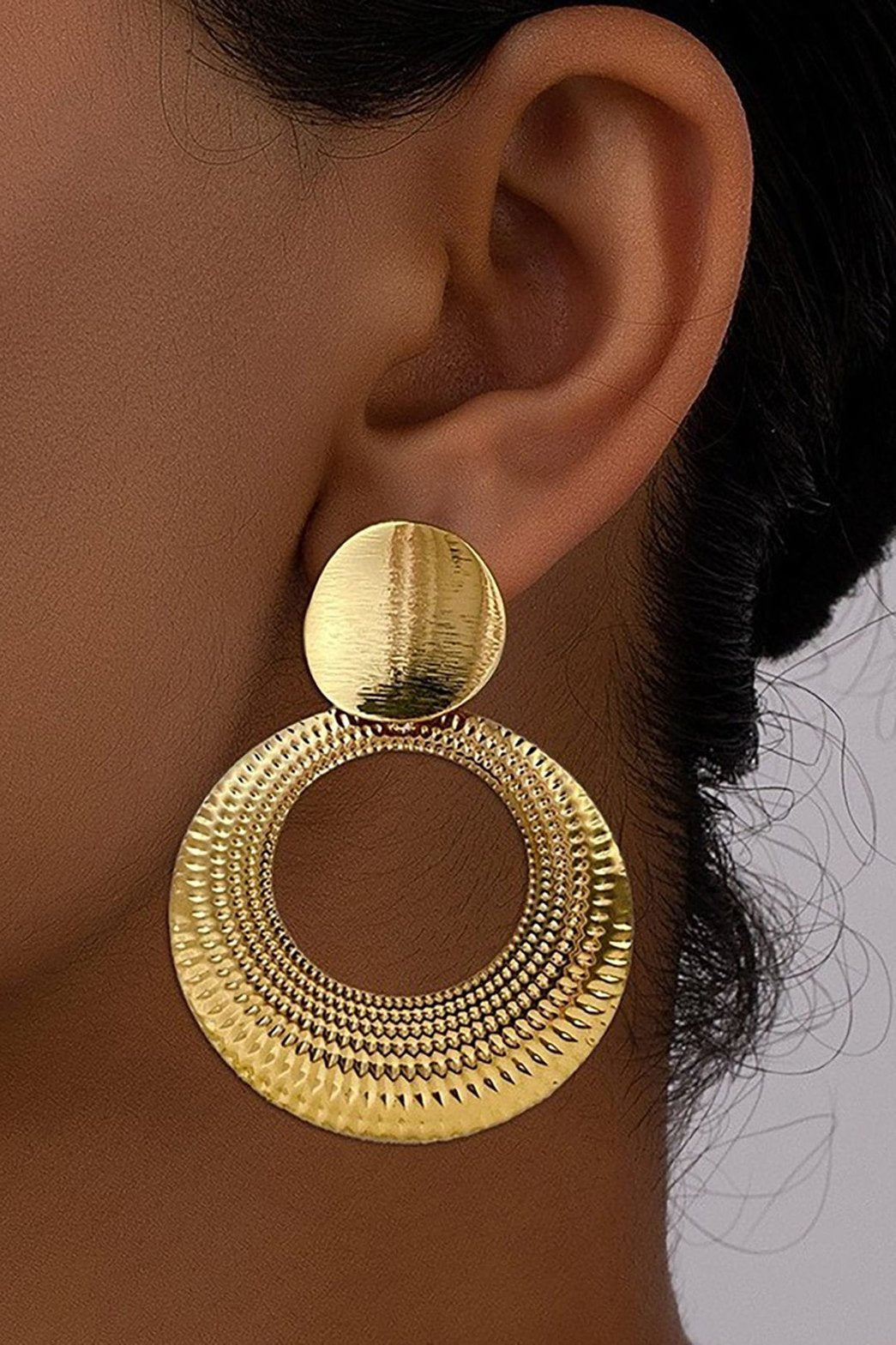 Boucles d'oreilles créoles dorées texturées élégantes soleil