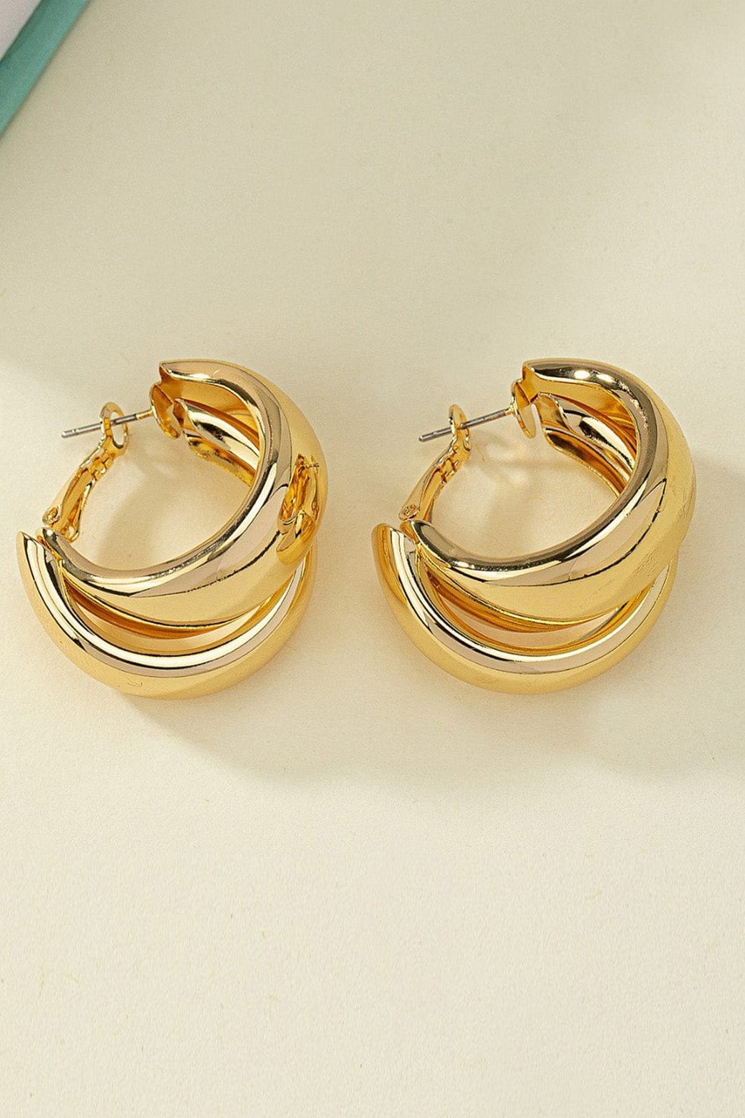 Boucles d'oreilles créoles dorées design moderne étoile