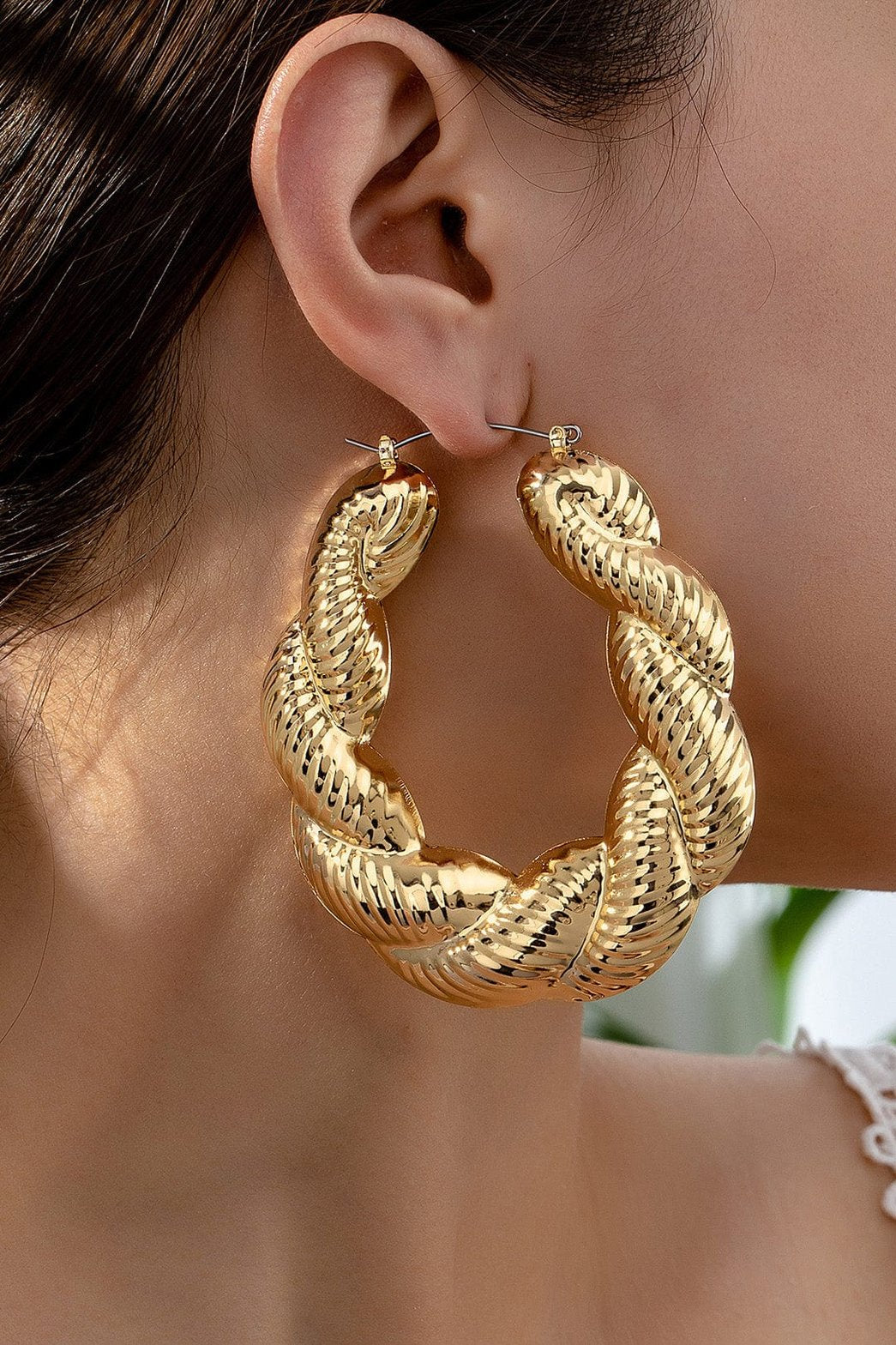 Boucles d'oreilles créoles torsadées dorées élégant