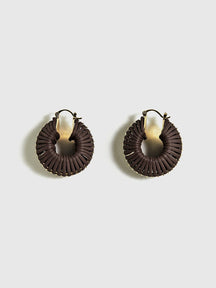 Boucles d'oreilles bordeaux gros plan raffiné