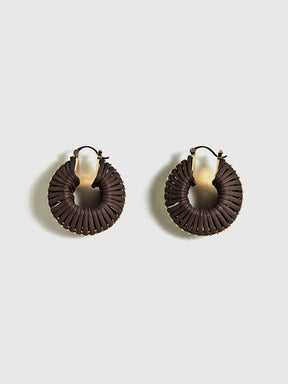 Boucles d'oreilles bordeaux gros plan raffiné