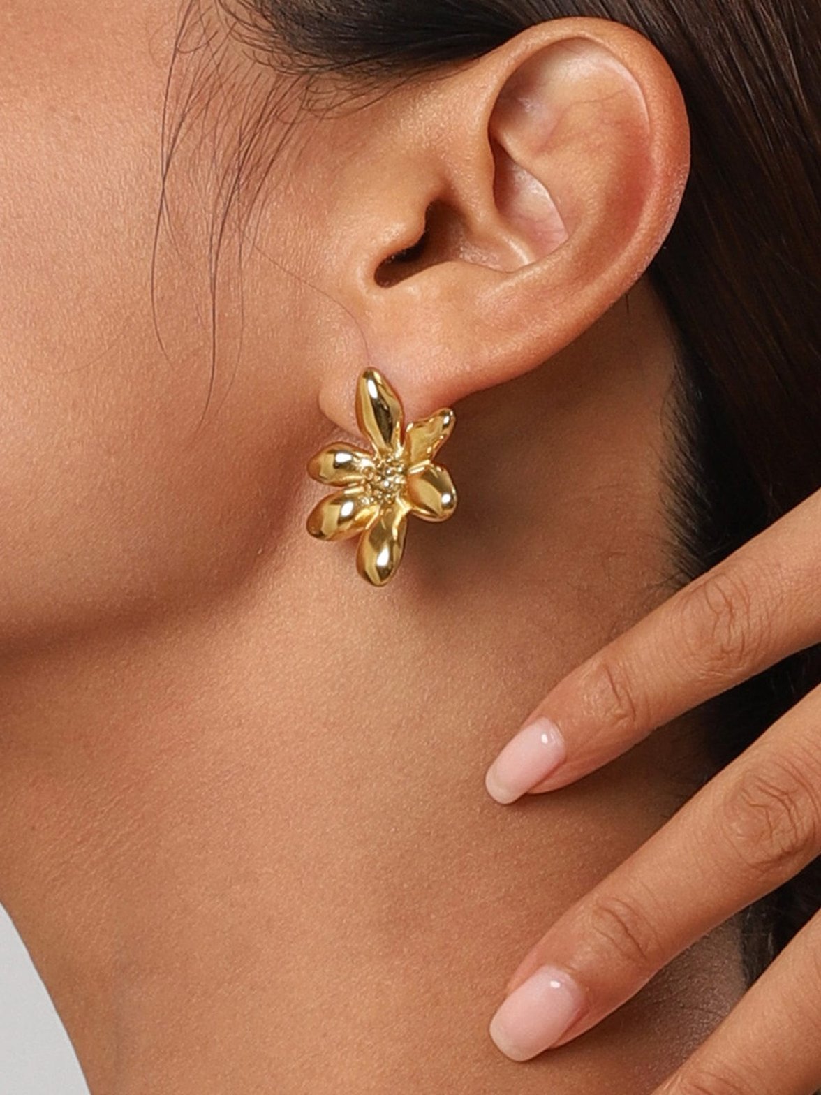 Boucle d'oreille fleur dorée élégante soleil