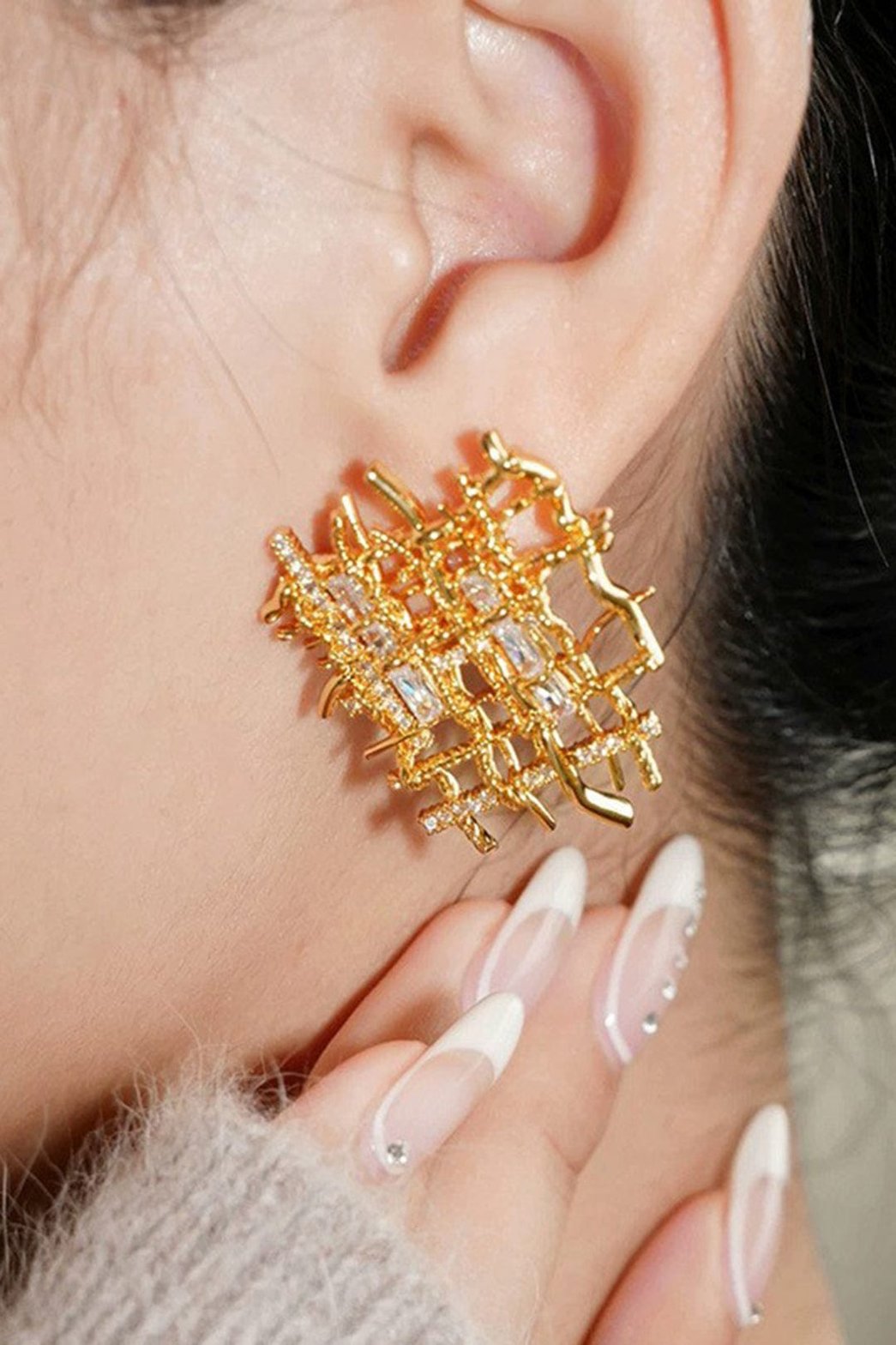 Boucles d'oreilles tressées dorées avec strass étincelant papillon