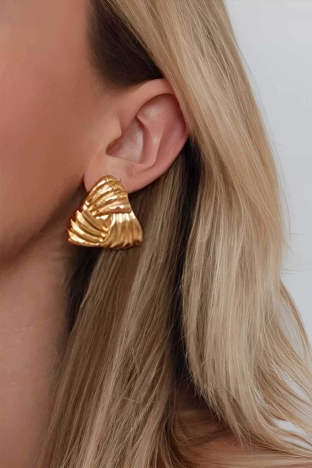 Boucles d'oreilles triangulaires plissées dorées étincelant