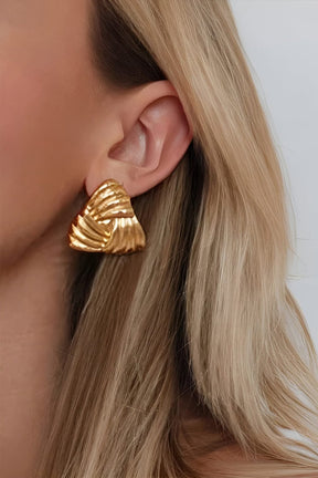 Boucles d'oreilles triangulaires plissées dorées étincelant