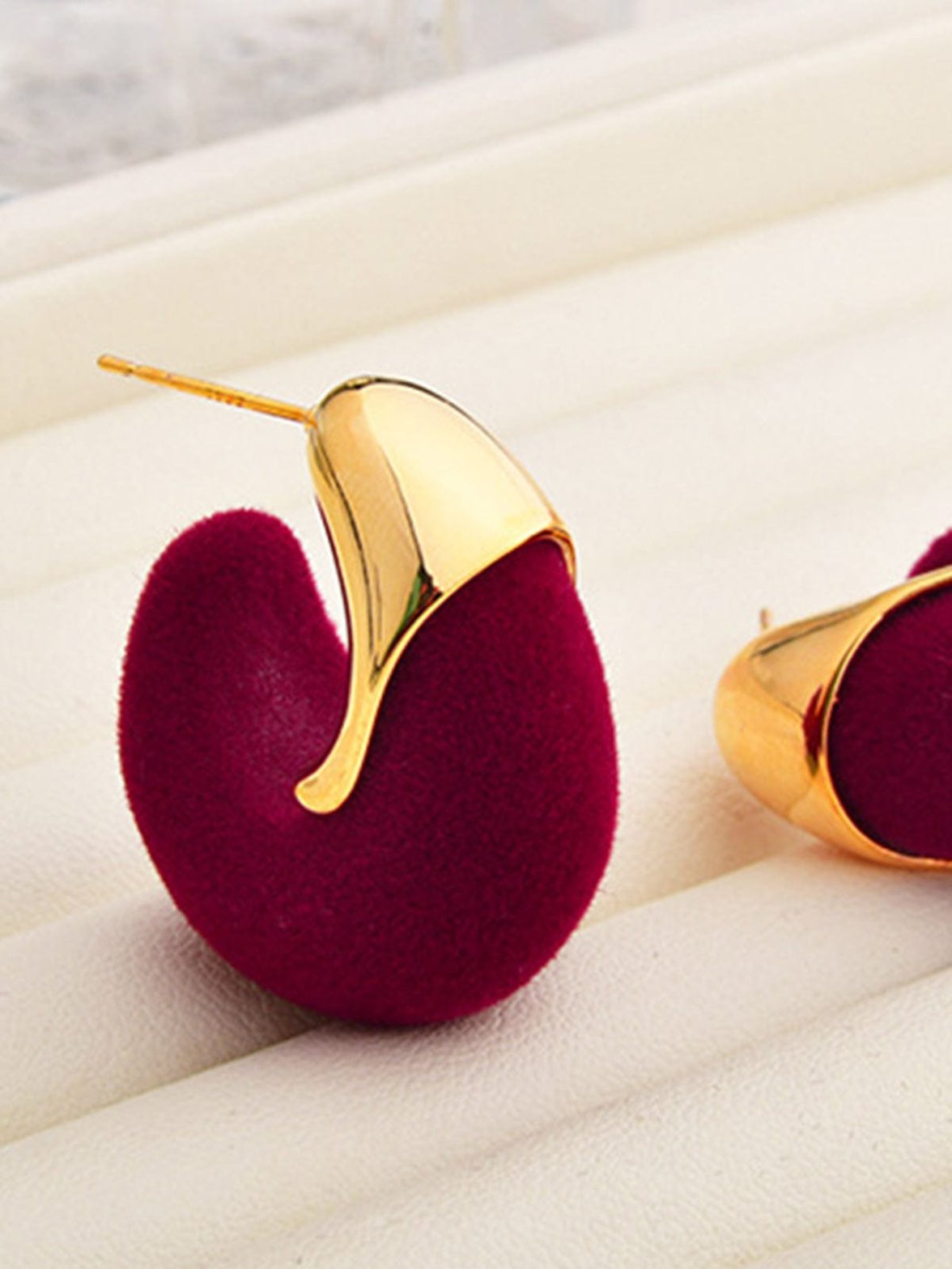 Boucles d'oreilles velours bordeaux vue détaillée étoile
