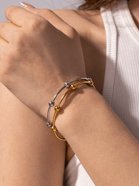 Bracelet argenté porté au poignet douceur