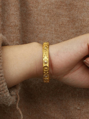 Bracelet doré motif soleil et lune porté sublime