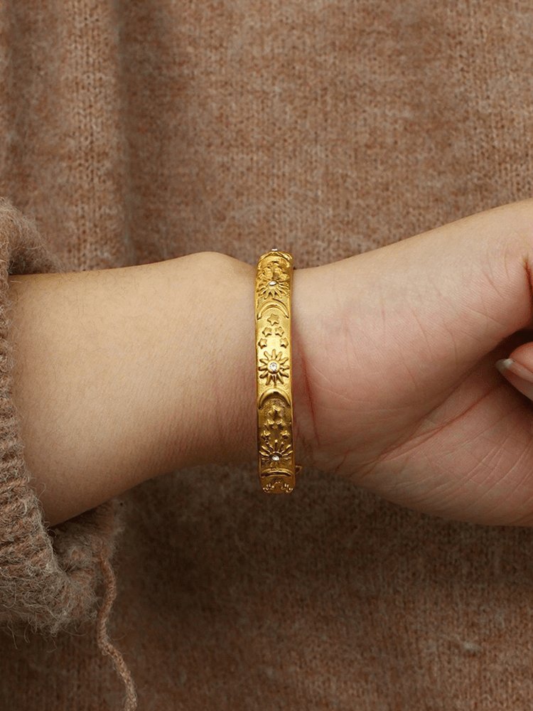 Bracelet doré motif soleil et lune porté sublime