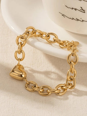 Détail du bracelet cœur plaqué or étincelant