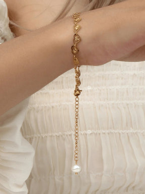 Détail du bracelet cœur or serenity