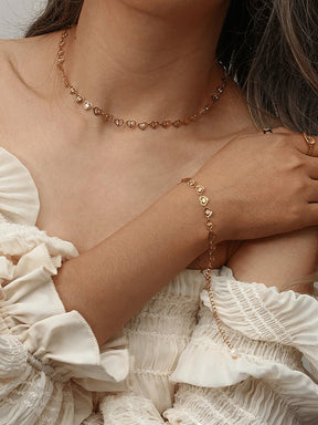 Vue rapprochée du bracelet doré zen