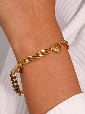 Détail bracelet chaîne cœurs plaqué or radieux