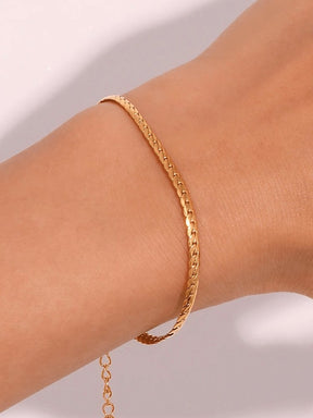 Bracelet chaîne serpent doré porté élégance