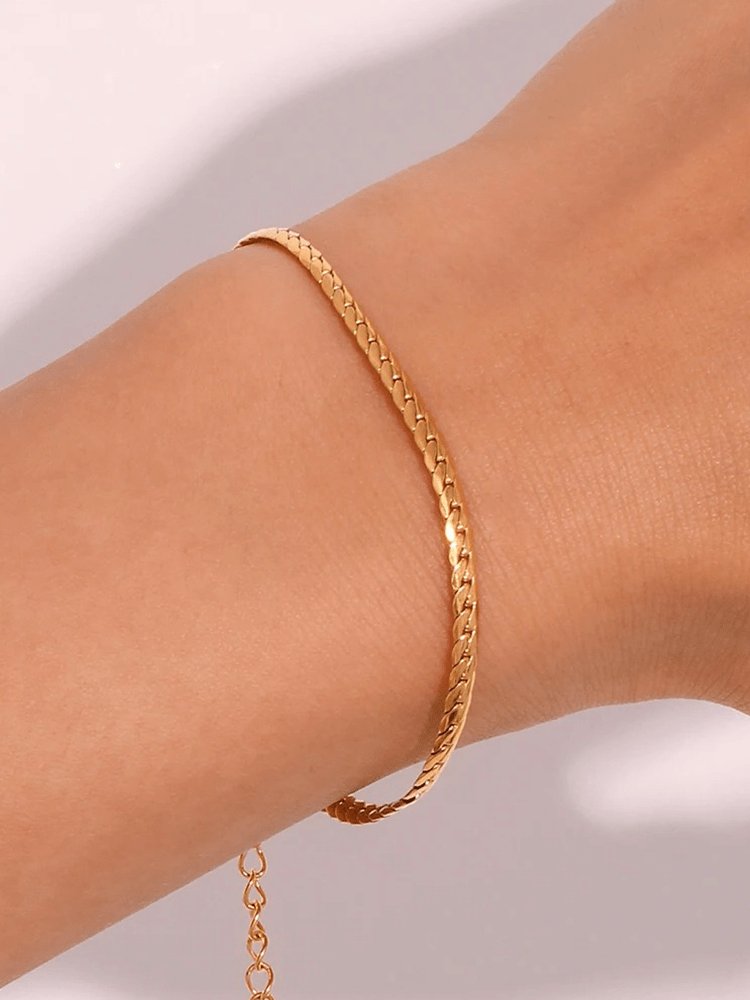 Bracelet chaîne serpent doré porté élégance