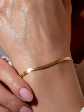 Bracelet serpent doré élégant porté magnifique