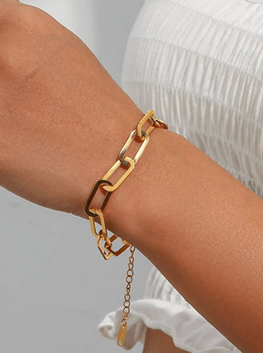 Bracelet chaîne dorée portée élégance