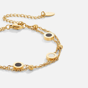 Bracelet fin orné de pierres noires et blanches grâce