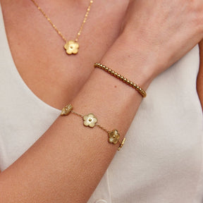 Détail bracelet fleurs dorées radiant