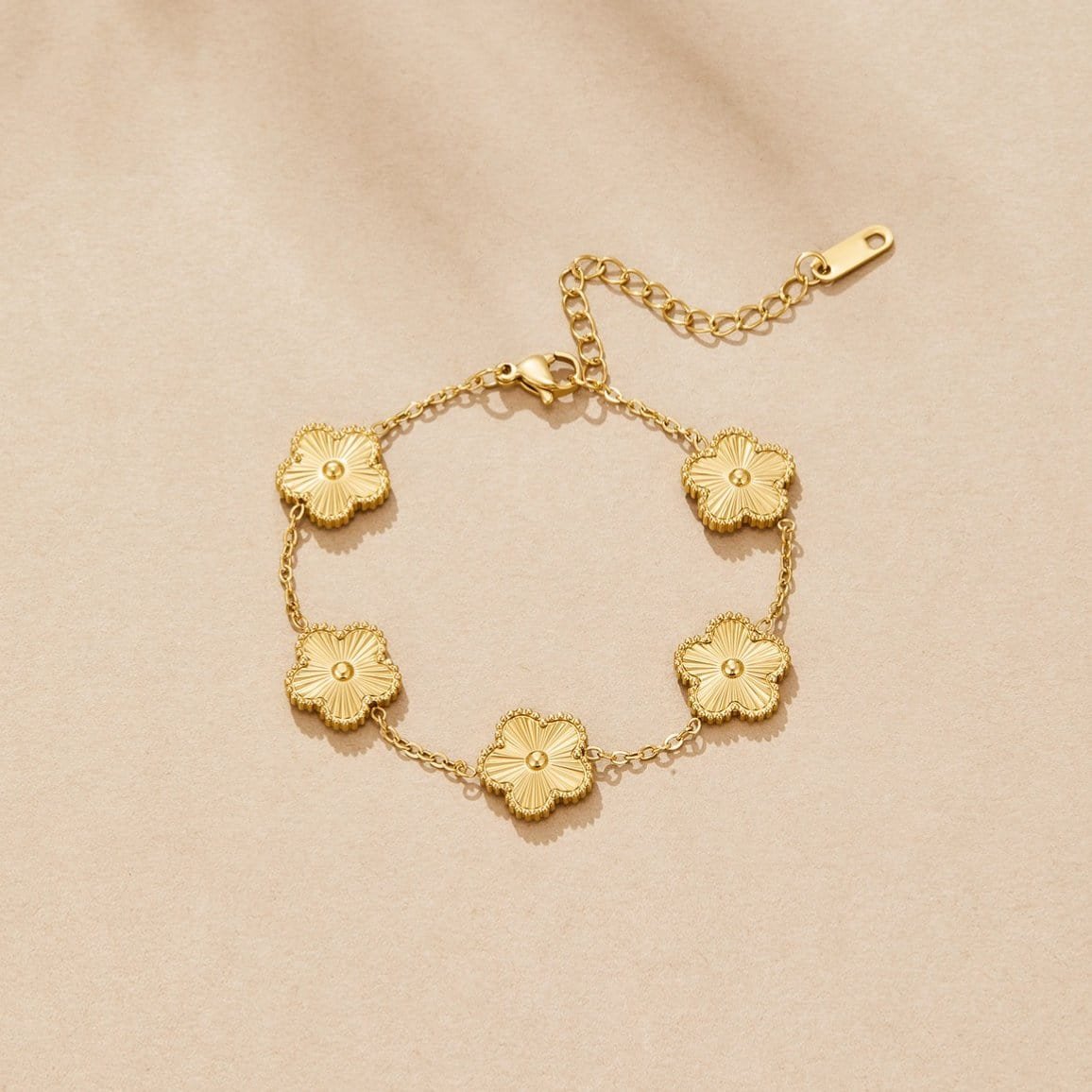 Bracelet fleurs dorées vue latérale délicat