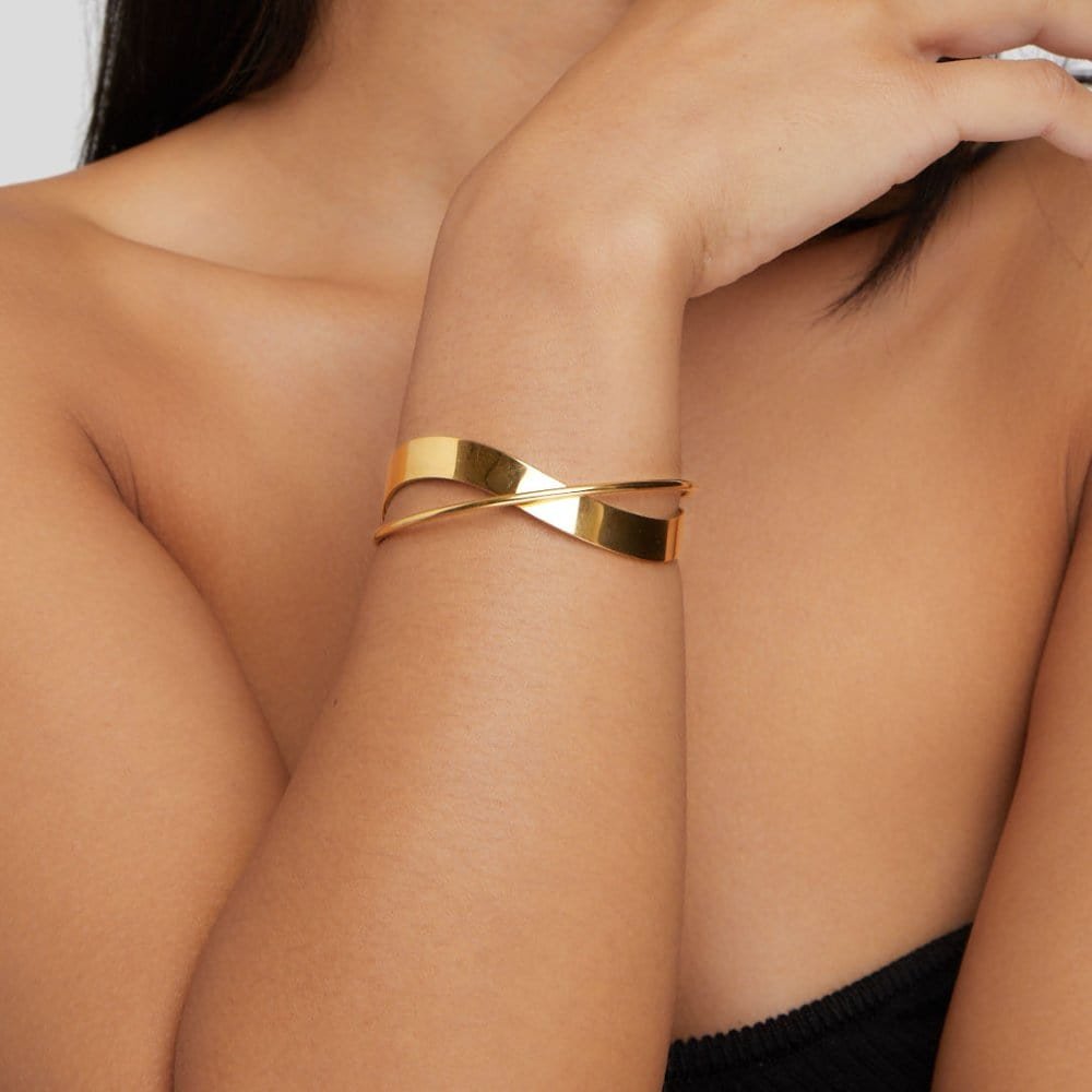Bracelet jonc doré vue rapprochée brillant