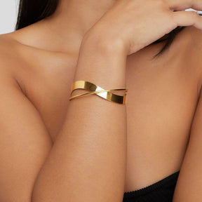 Bracelet jonc doré vue rapprochée brillant
