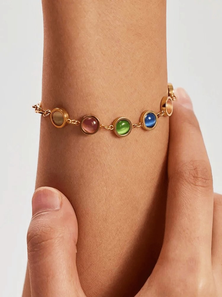 Bracelet doré pierres multicolores vue détaillée lune