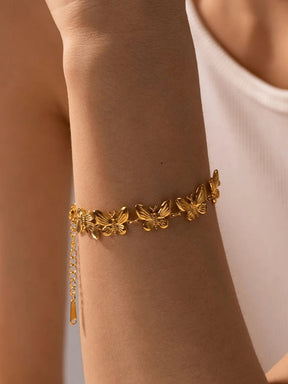 Bracelet papillon doré porté au poignet harmonie