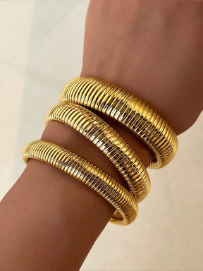 Bracelet serpent doré élastique porté soleil