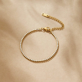 Bracelet tennis porté avec tenue décontractée iris