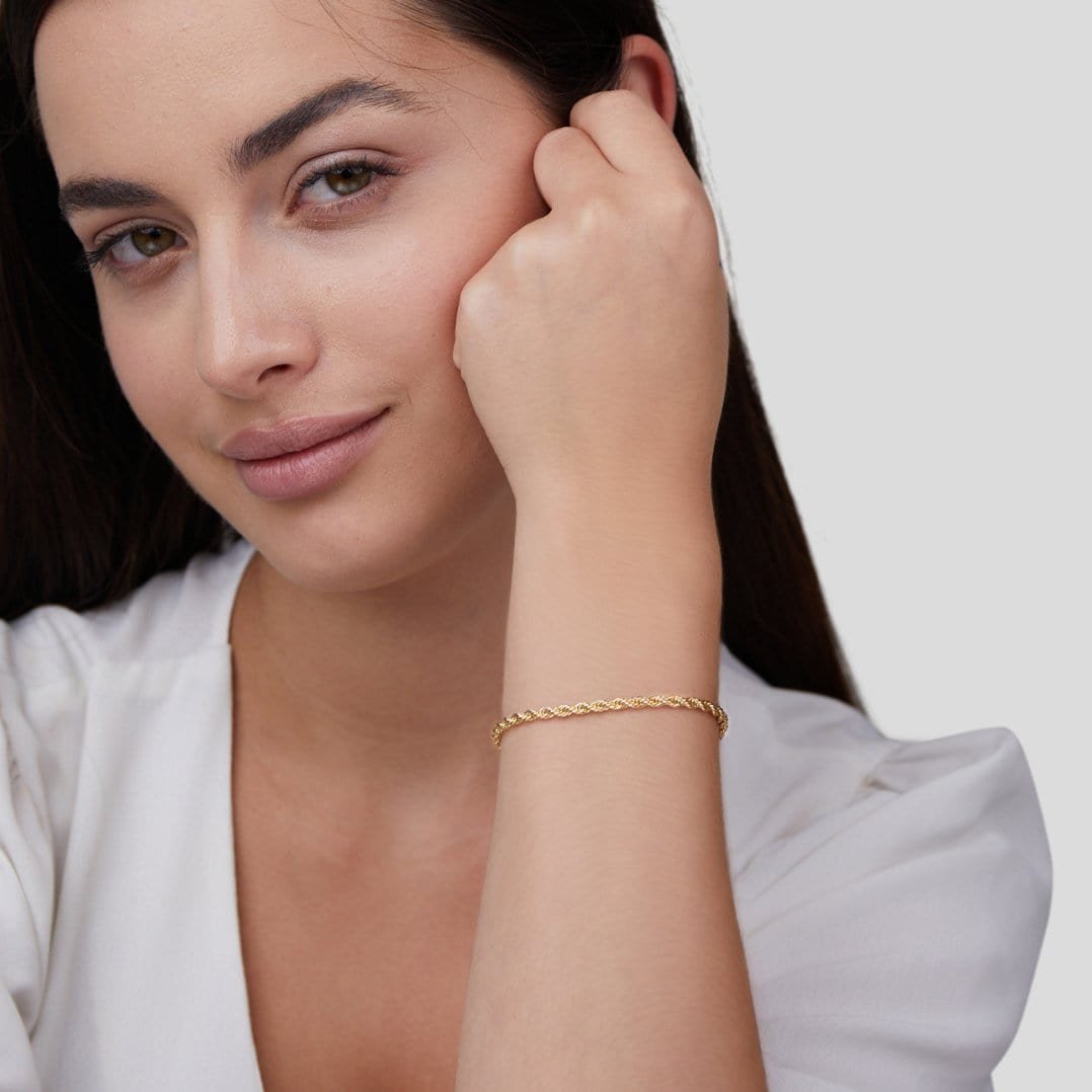 Bracelet torsadé or 18k porté élégance