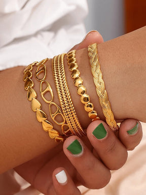 Bracelet tressé plaqué or élégant porté harmonie