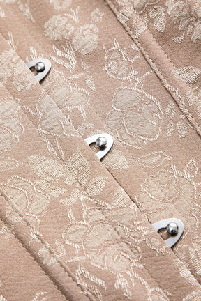 Corset bustier porté avec jupe plume