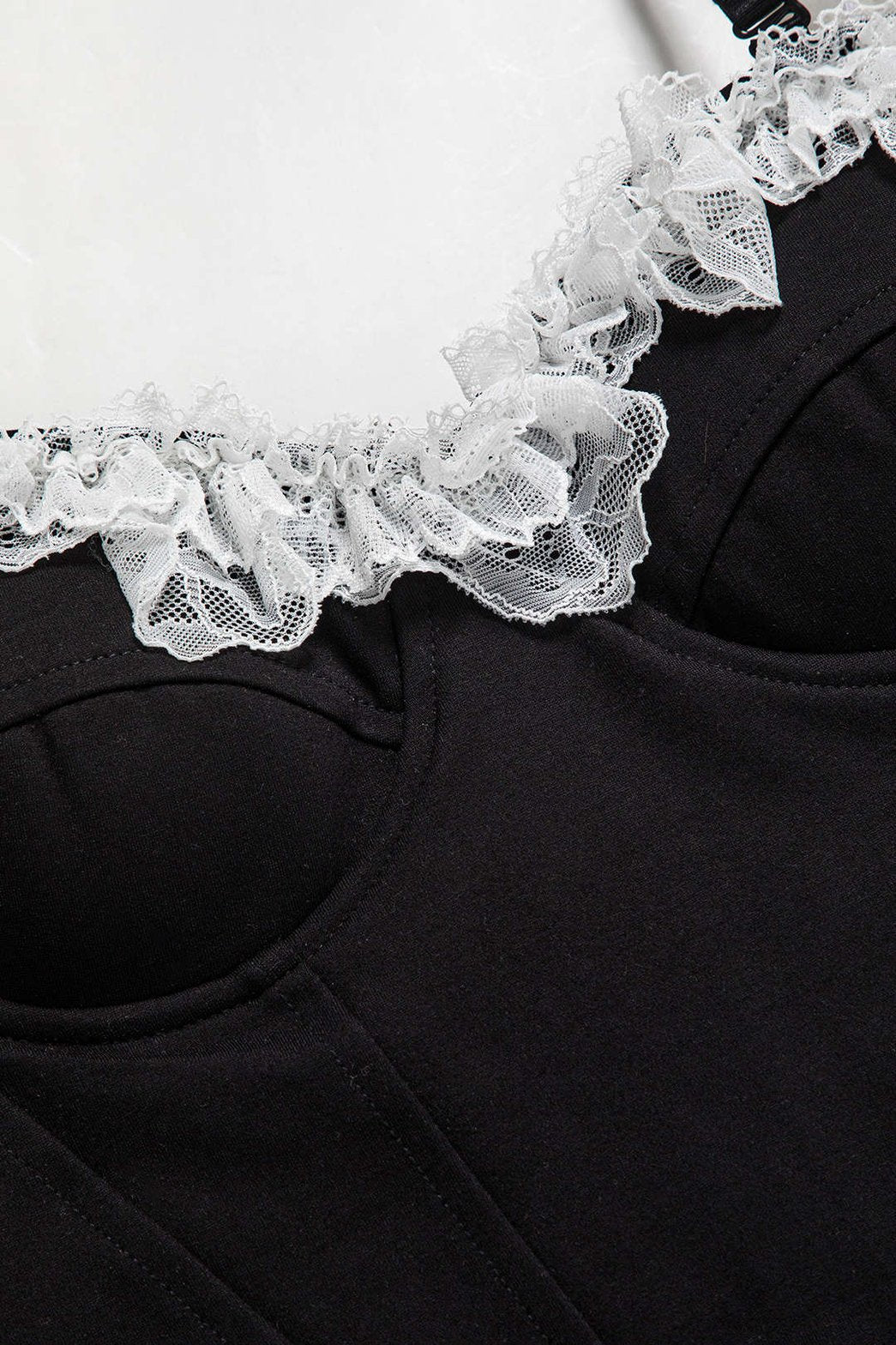 Détail dentelle du bustier velours - Cristal