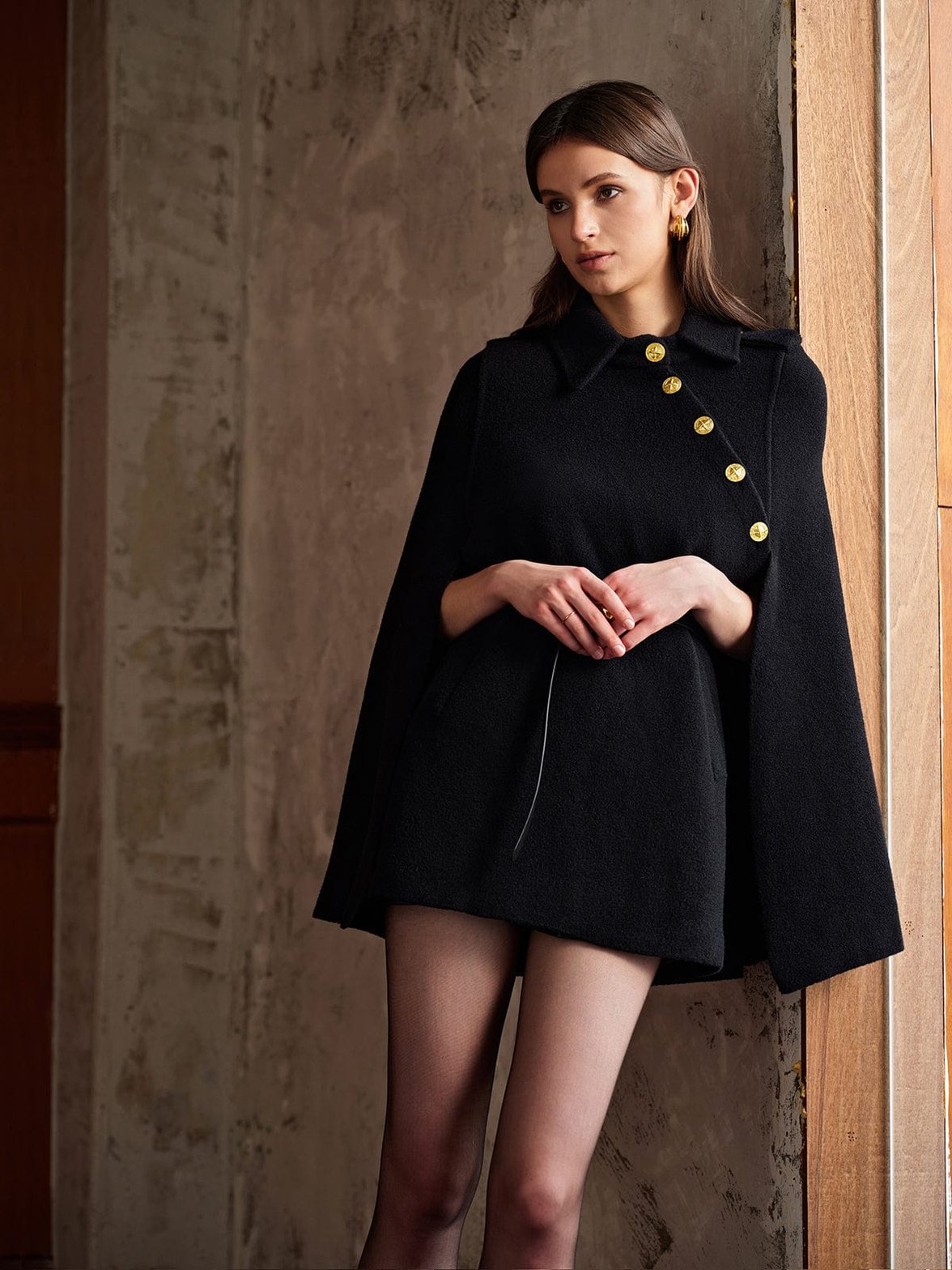 Cape noire style militaire avec ceinture nuage