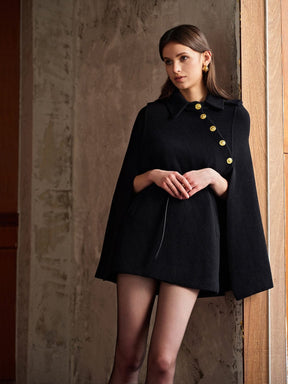 Cape noire style militaire avec ceinture nuage