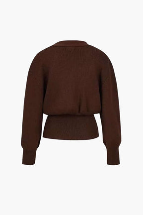 Cardigan marron porté décontracté style