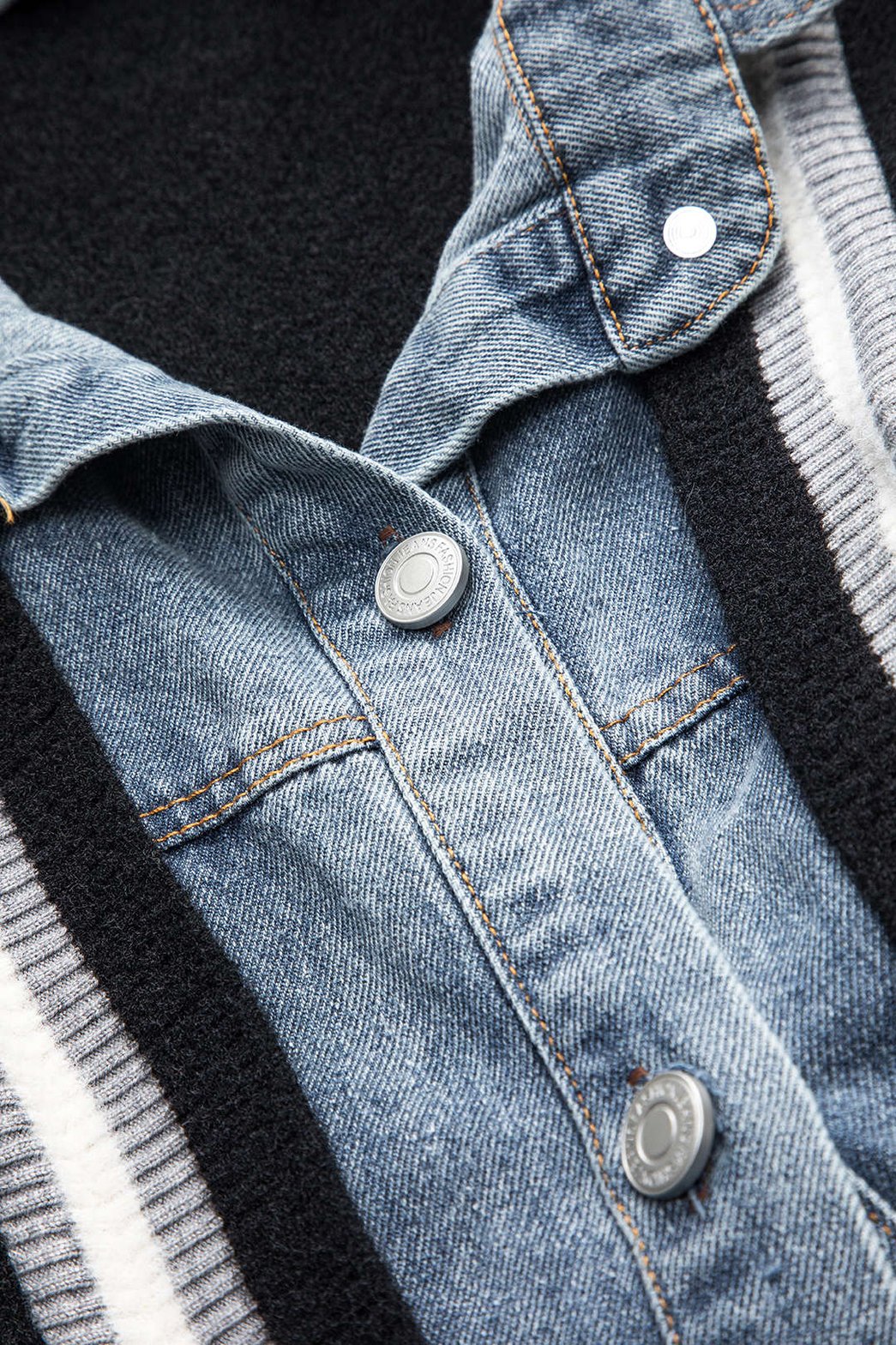 Cardigan noir et denim vue de côté étoile
