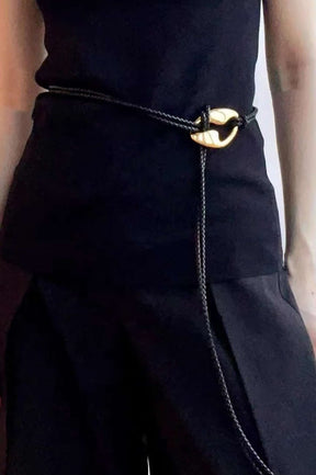 Ceinture géométrique dorée sur robe noire - Harmony