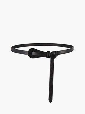 Ceinture fine en cuir portée sur robe beige lune