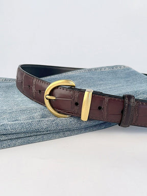 Détail de la boucle dorée sur ceinture en cuir étoile