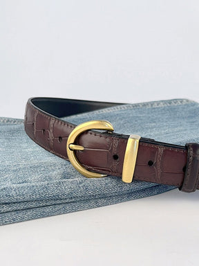 Vue de profil de la ceinture en cuir marron soleil