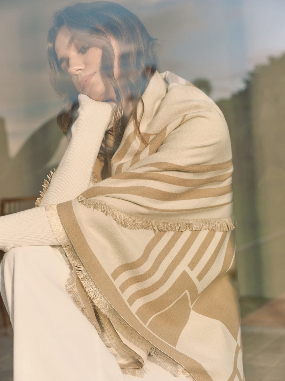 Châle beige à motifs géométriques doux