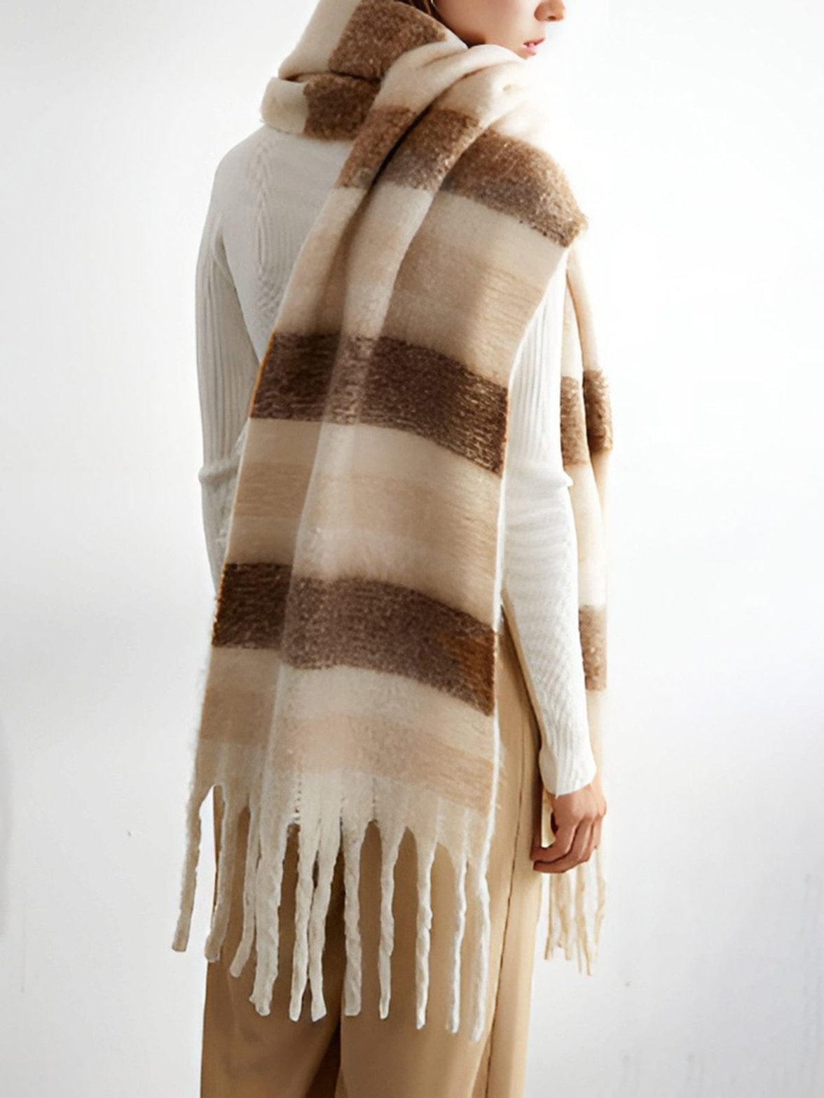 Écharpe rayée beige et marron élégante douceur