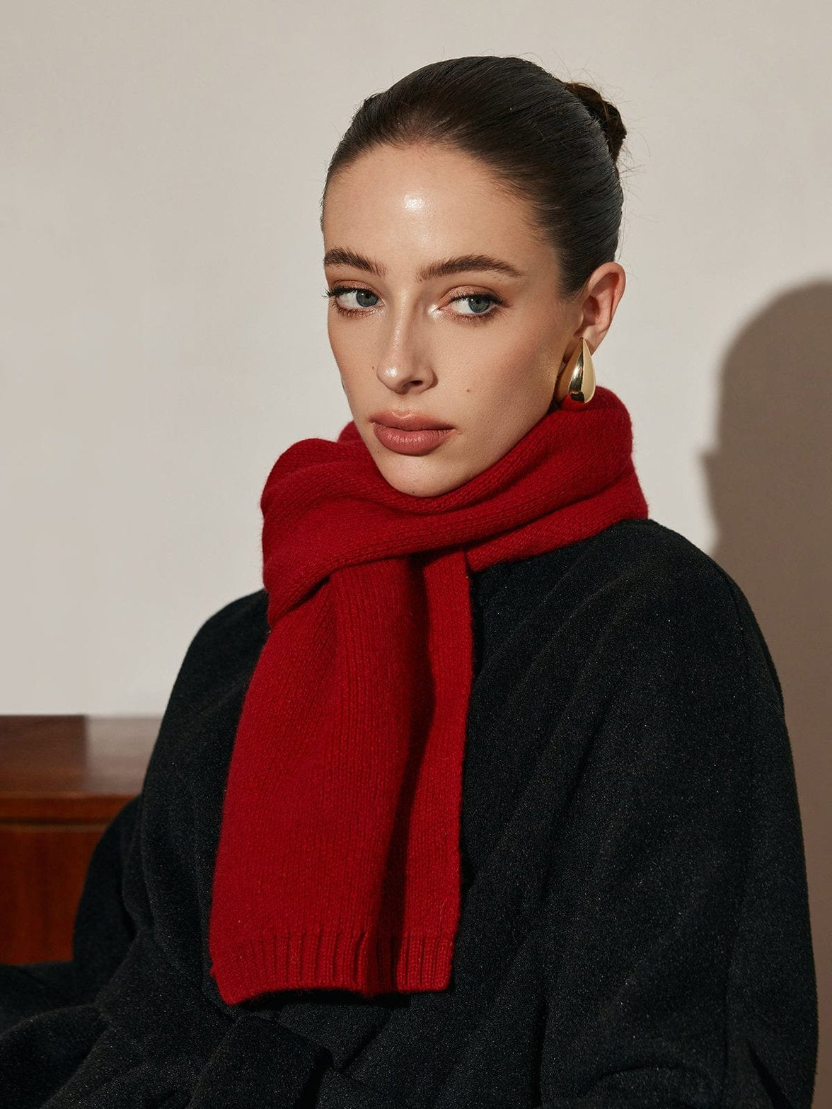 Écharpe rouge en laine pure portée élégamment doux